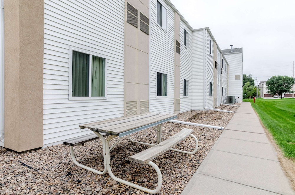 Motel 6 Kearney, NE 50/54