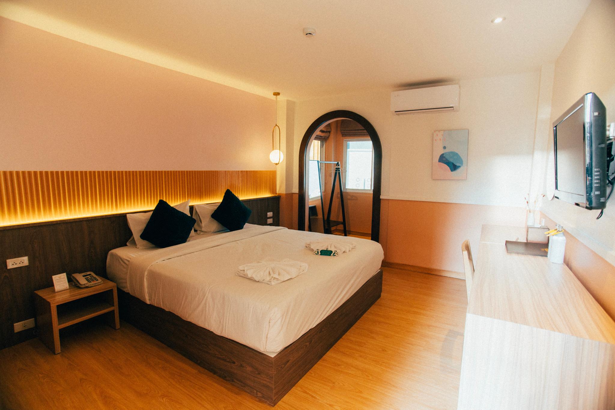 Hollywood, Standard, 1 King and 1 Single Beds