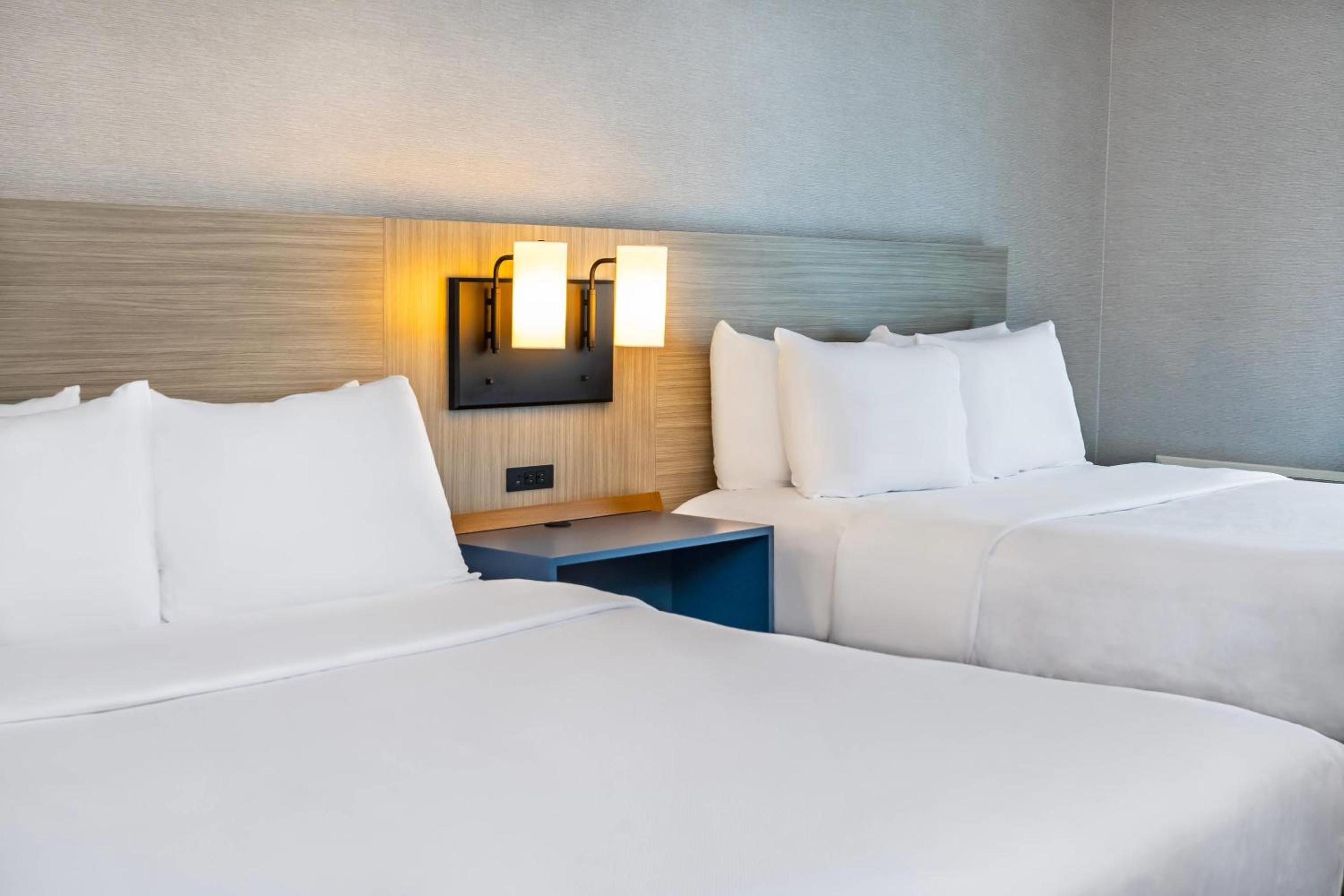 غرفة قياسية بسرير كينج وسريرين كوين في الطابق الأرضي، Comfort Inn Gatineau 6/10