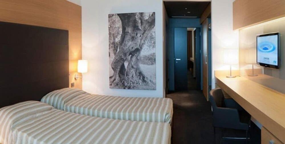 ROOM, TWIN BEDS