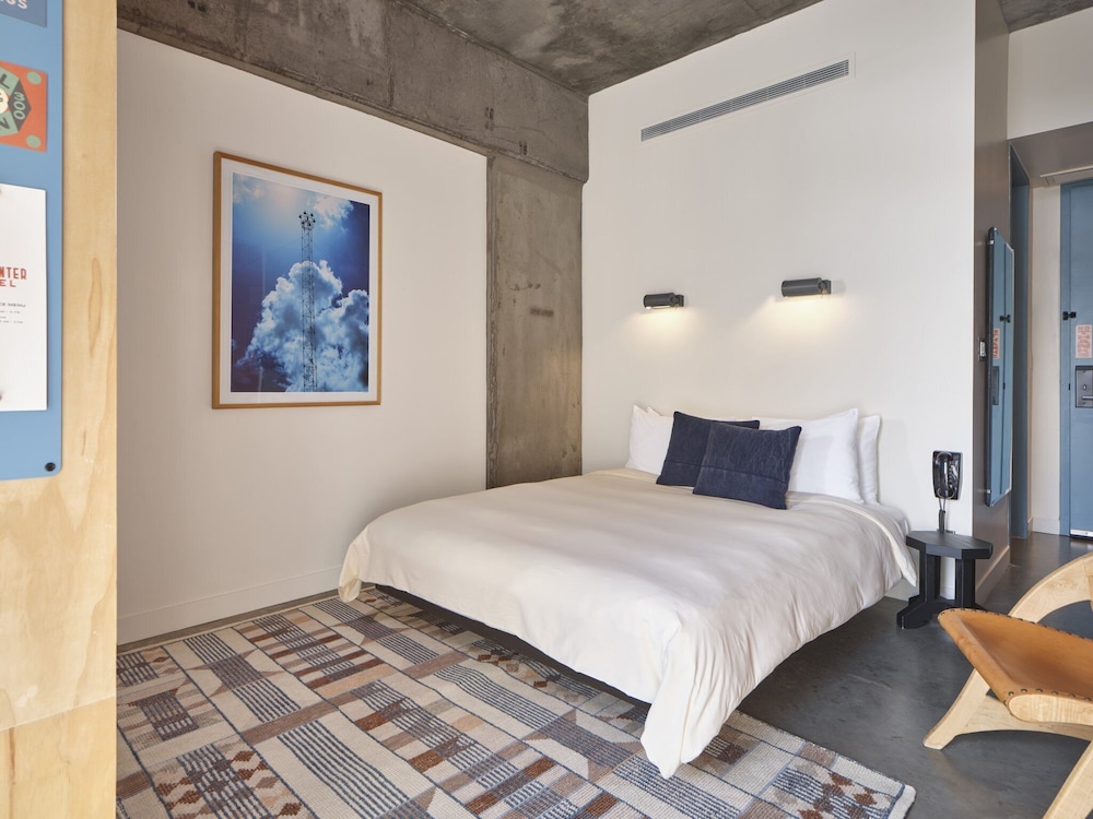 ROOM, QUEEN BED