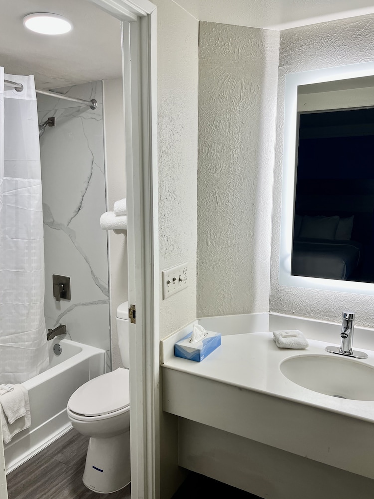 جناح بسرير كينج، Ramada by Wyndham Westminster Denver 6/8