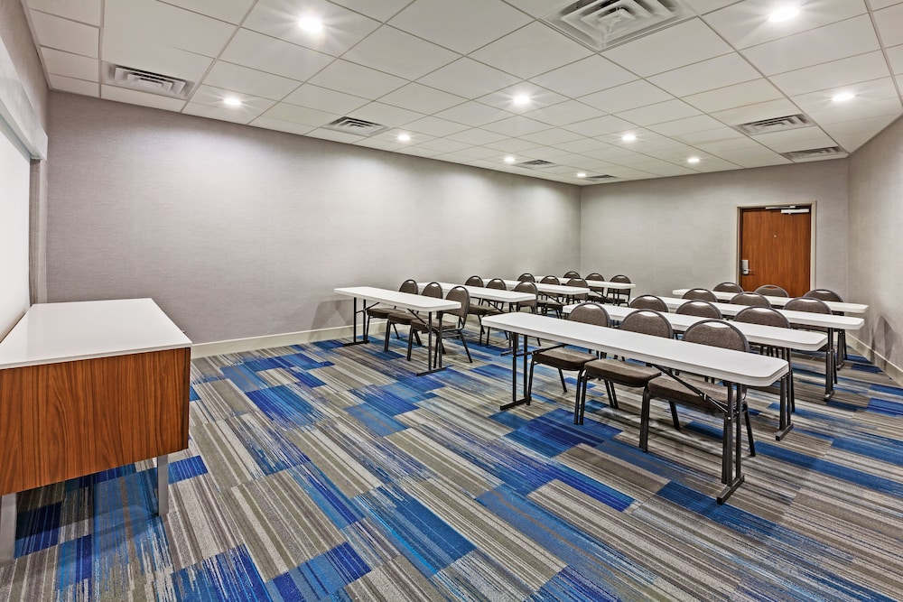 Holiday Inn Express Suites Tulsa West Sand Springs 49/52