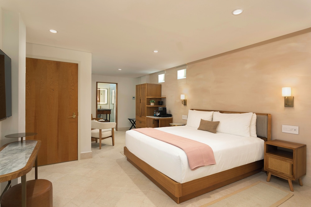 DELUXE, KING BED