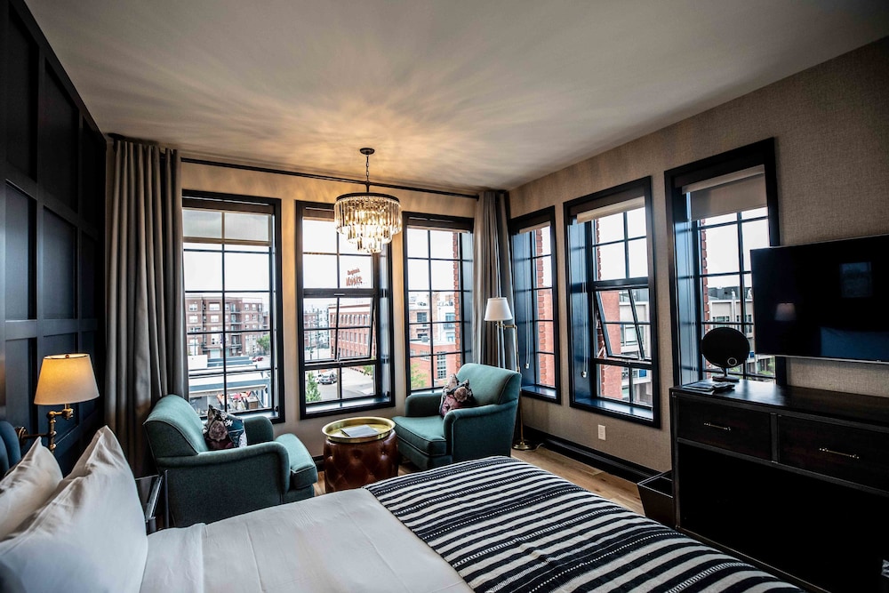 ROOM, KING BED, CORNER