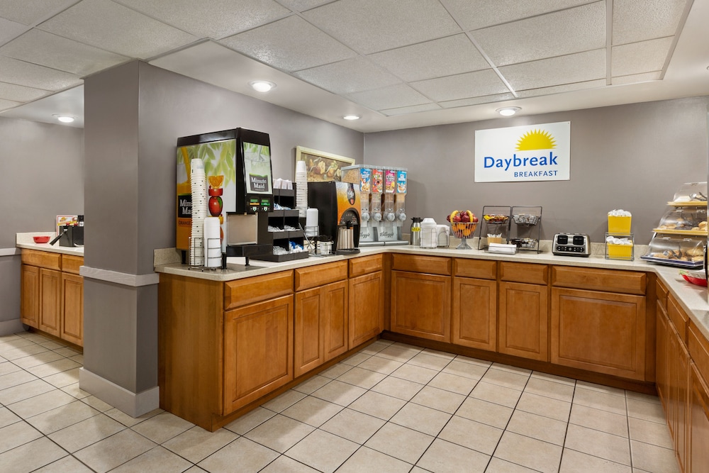 Days Inn & Suites by Wyndham Fort Bragg/Cross Creek Mall 8/41