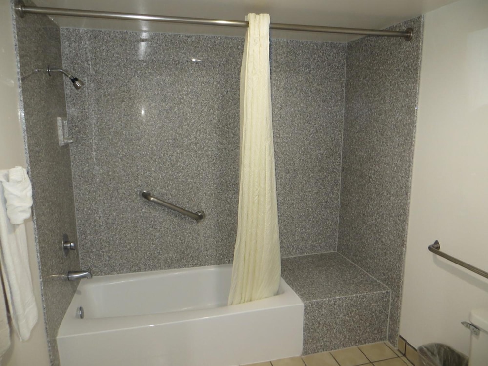 Riverside Inn & Suites 24/56