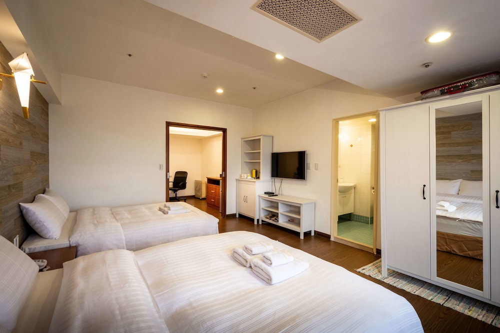 ROOM, QUADRUPLE, CITY VIEW