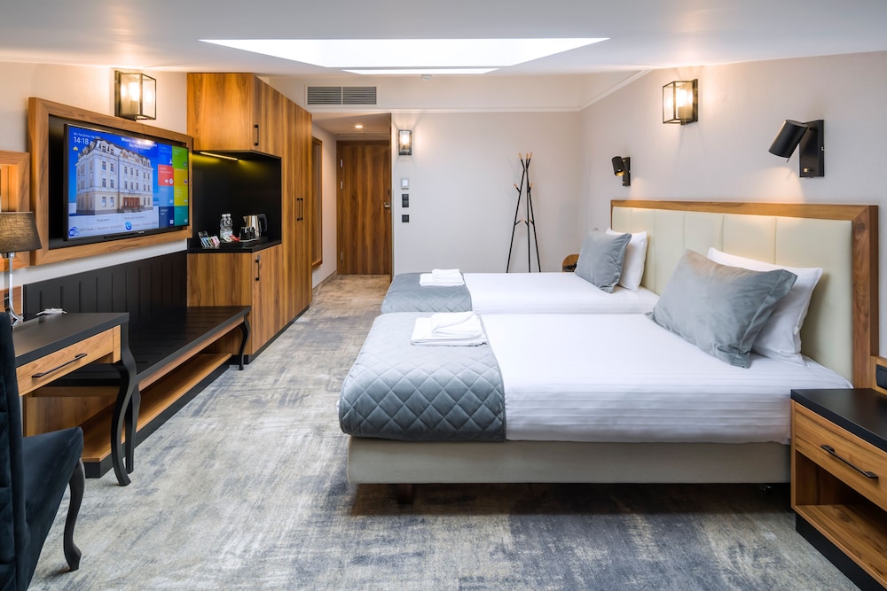 STANDARD, TWIN BEDS, ATTIC