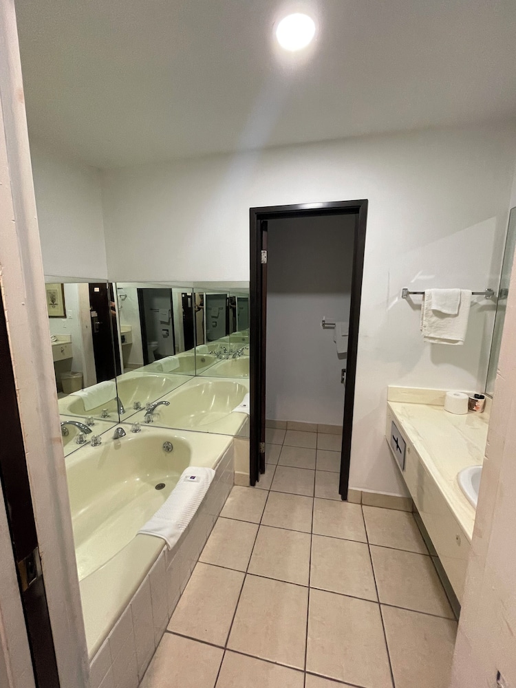 Portside Inn & Suites 39/58