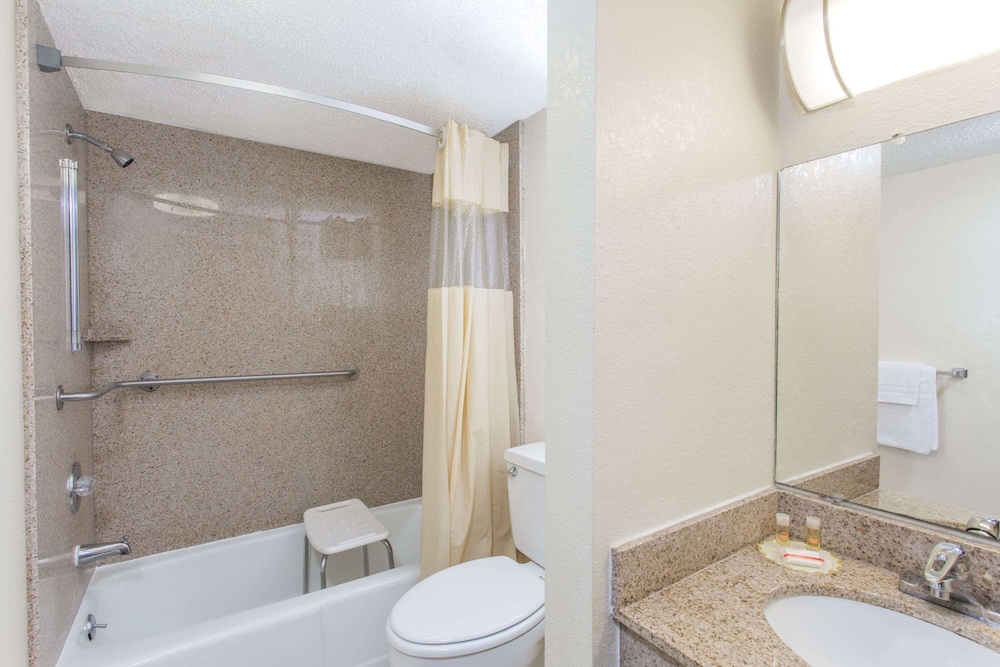 Days Inn by Wyndham Fort Myers 12/31