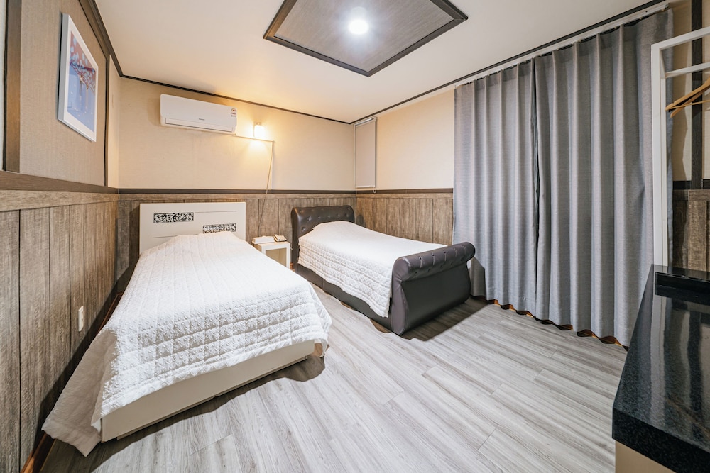 STANDARD, TWIN BEDS, CITY VIEW
