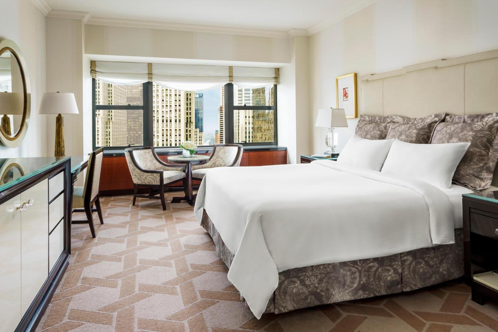 Premier, King Bed, Skyline View