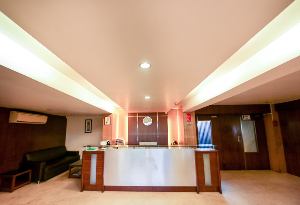 Hotel Lucky 3/27