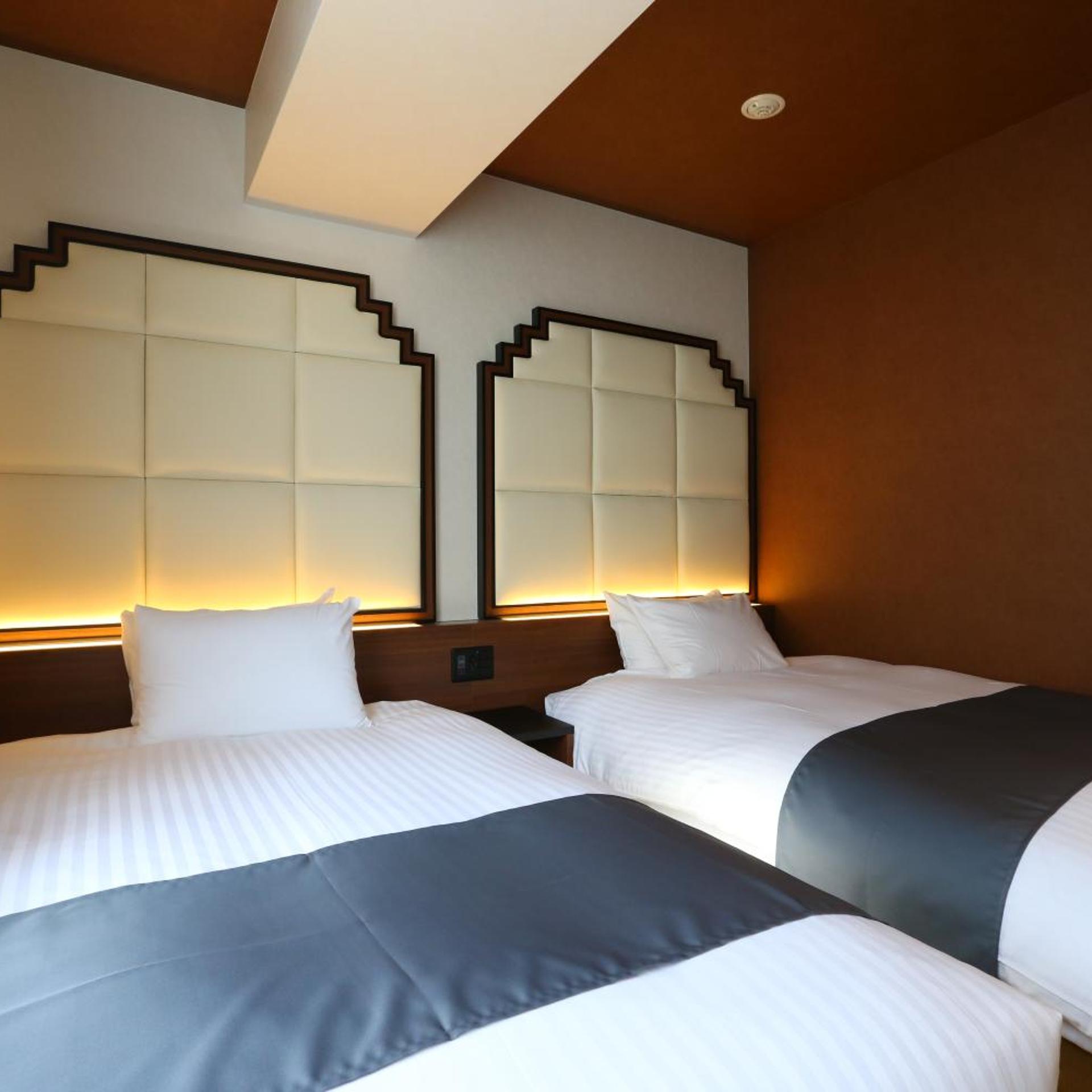 Room, Twin Beds, Smoking