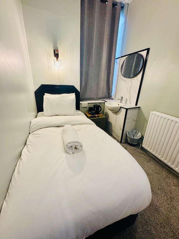 Kirkdale Hotel 21/30