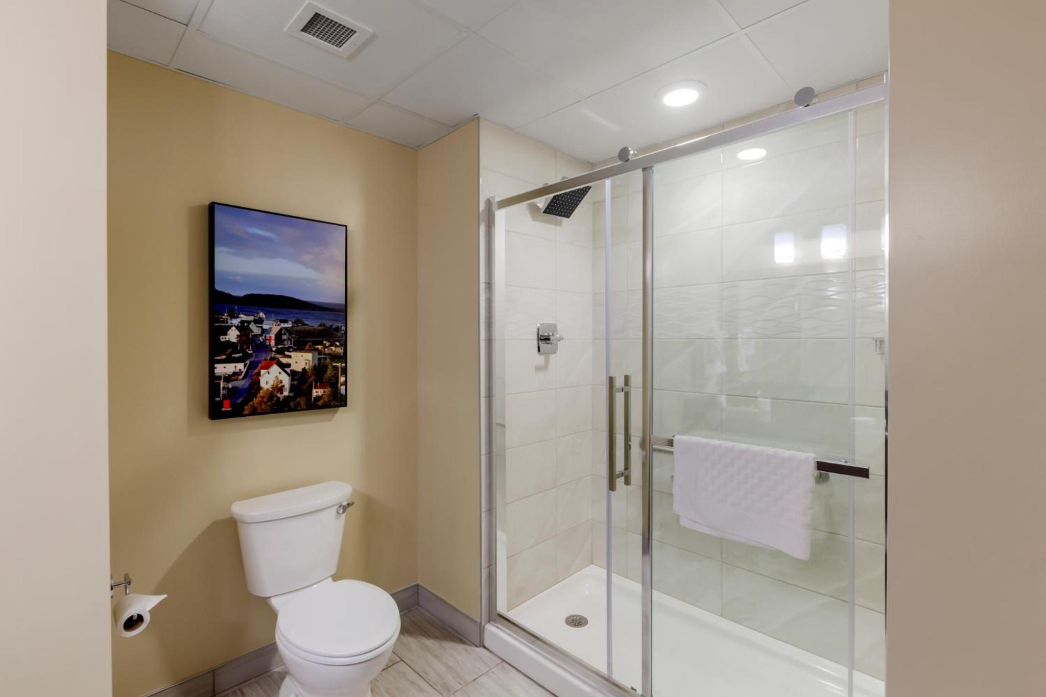 غرفة بسرير كينج وسريرين كوين، Best Western Plus St. John s Airport Hotel and Suites 9/10