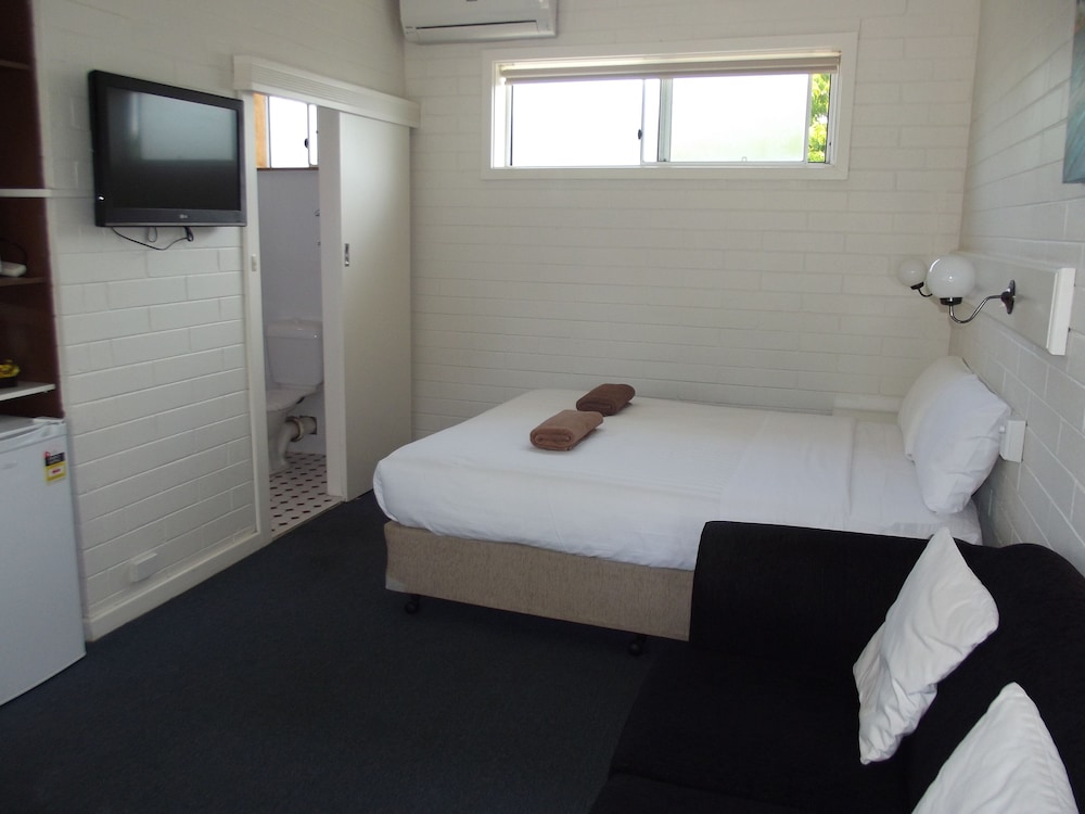 GUICHEN BAY MOTEL 35/54