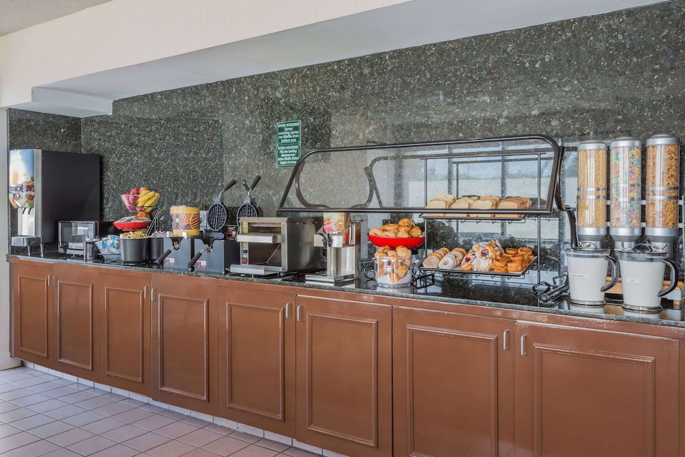 Ramada by Wyndham Altamonte Springs Near I-4 26/39