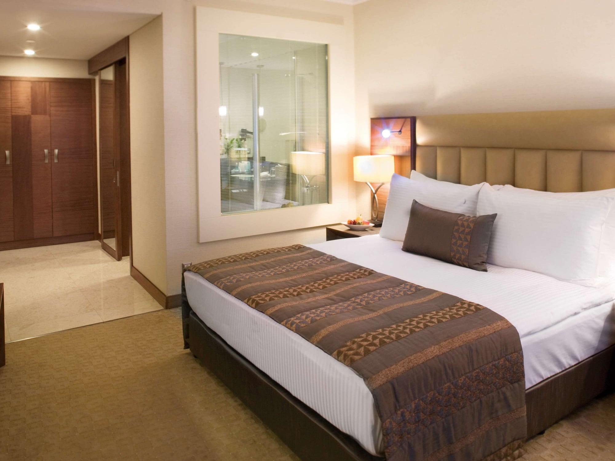 SUPERIOR, KING BED, PARTIAL SEA VIEW