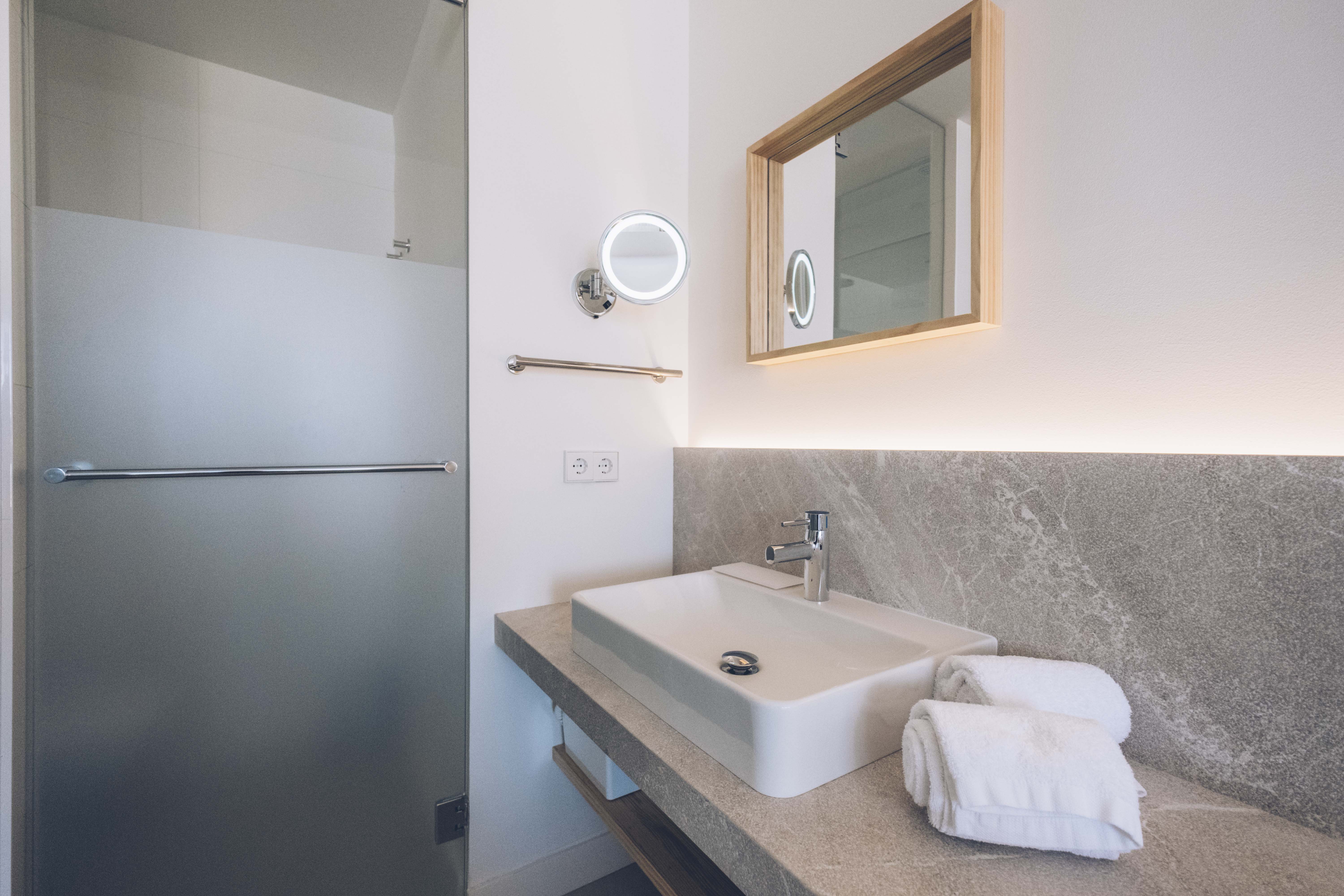 Room, Double Bed, Side Sea View, Balcony 3/3
