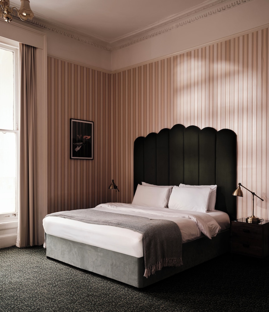 ROOM, KING BED