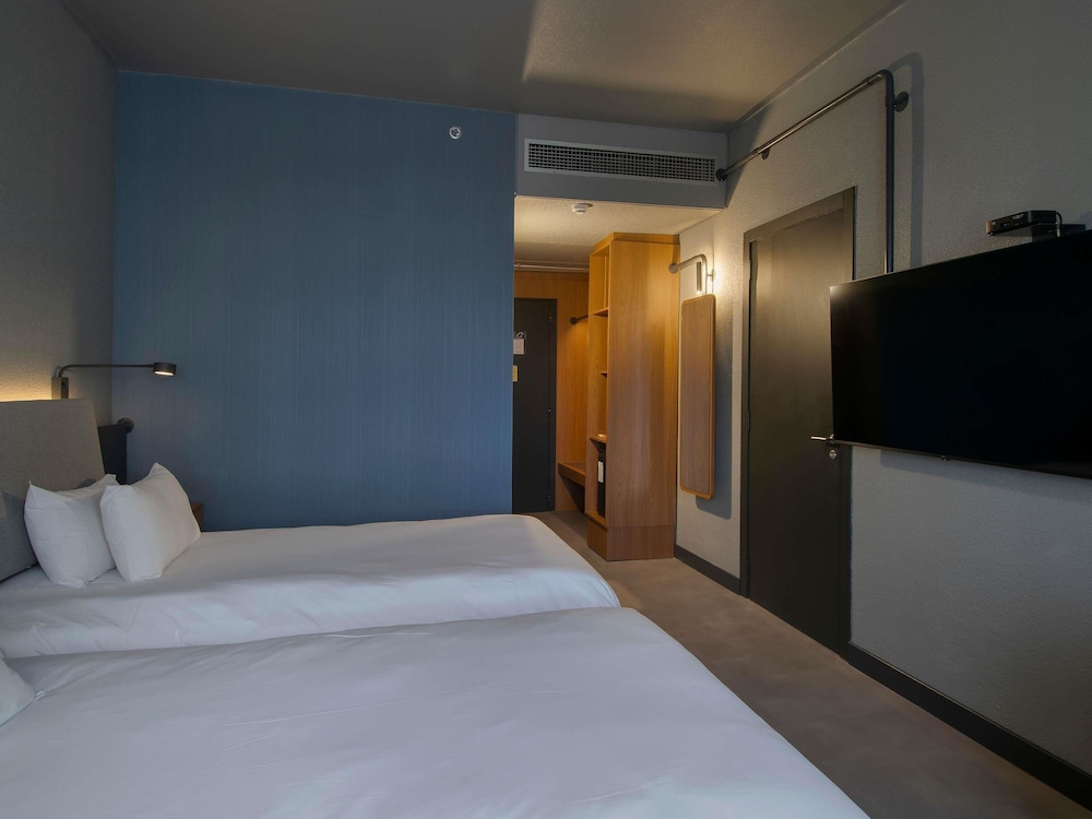 EXECUTIVE, TWIN BEDS