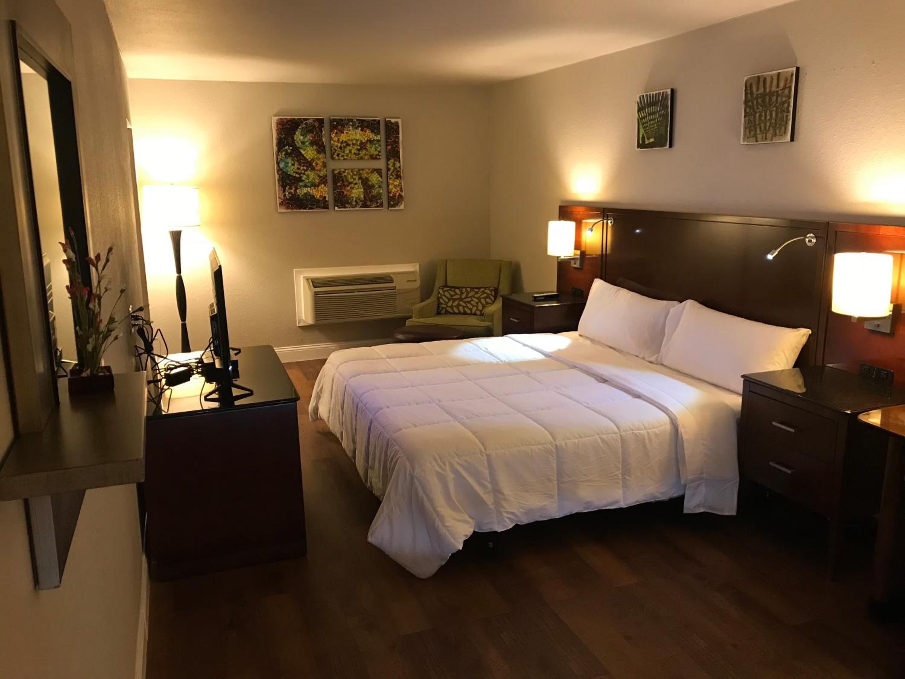 Suite, King Bed, Stratus Suites Boutique Hotel 2/3