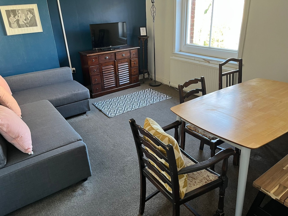 Corner House Apartment 13/23