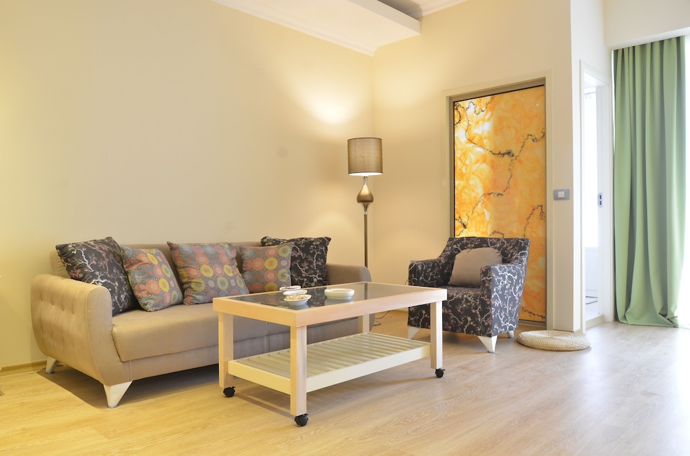 Phoenicia Luxury 26/55