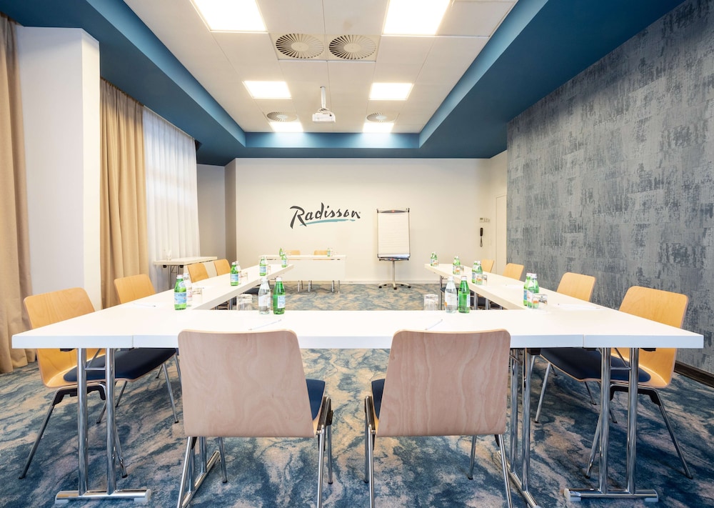 radisson hotel nice airport 73/82