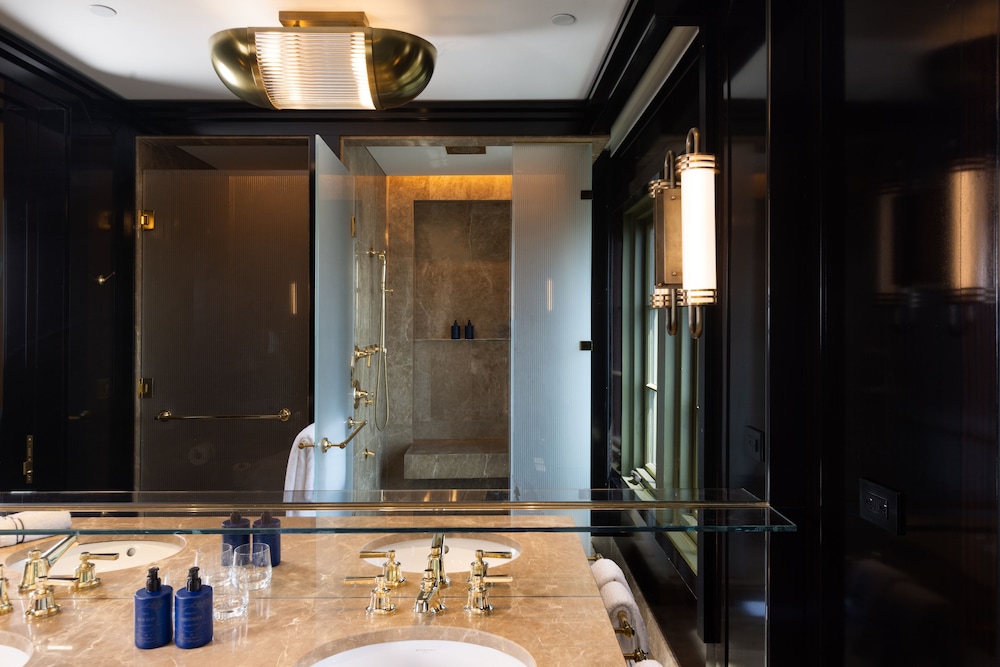1 BEDROOM, SUITE, CORNER