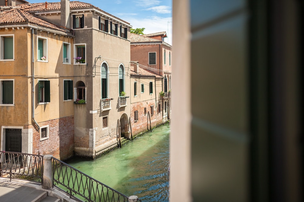 LIASSIDI WELLNESS SUITES 44/46