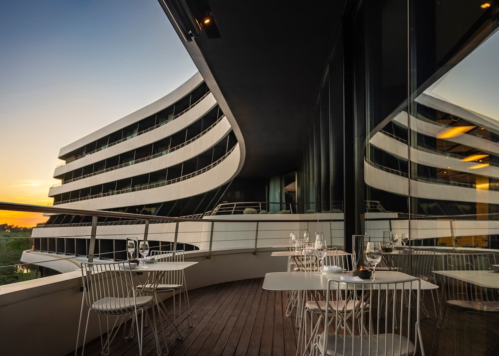 Lone Hotel by Maistra Collection 6/65
