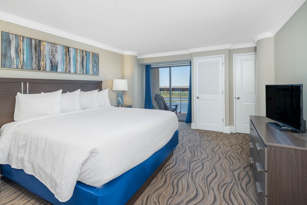 Suite, King Bed, Water View, Accessible