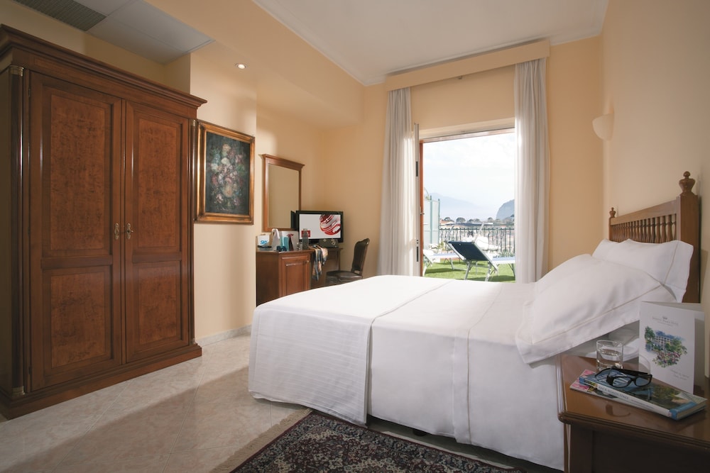 Majestic Palace Sorrento, Curio Collection by Hilton 28/56