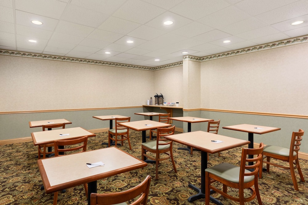 Country Inn Suites By Radisson Frackville Pottsville Pa 30/32