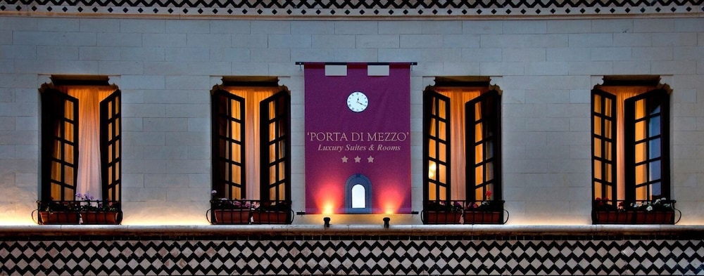 Porta Di Mezzo Luxury B And B 9/38
