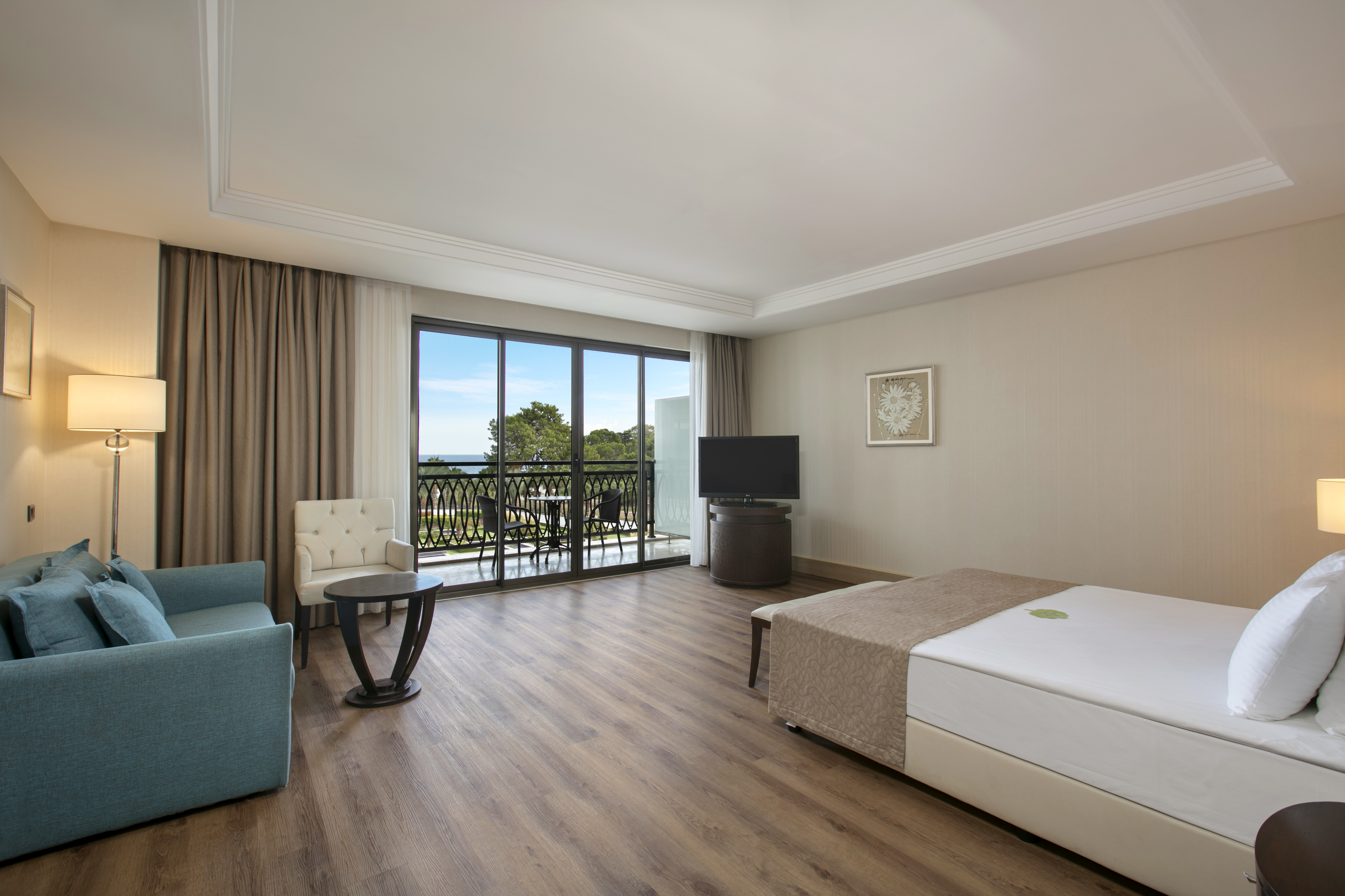Superior, Single, Queen Bed, Lateral Side Sea View