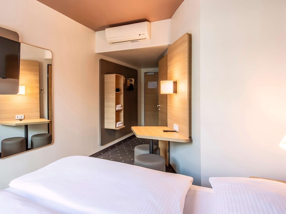 ROOM, DOUBLE BED