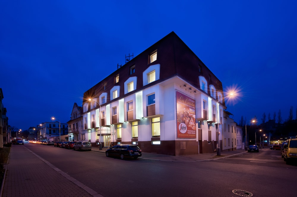 Henrietta Hotel 2/41