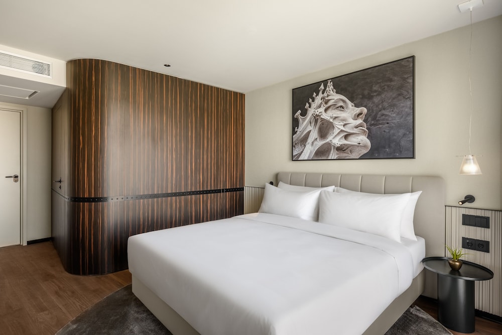 Standard, Queen Bed, City View