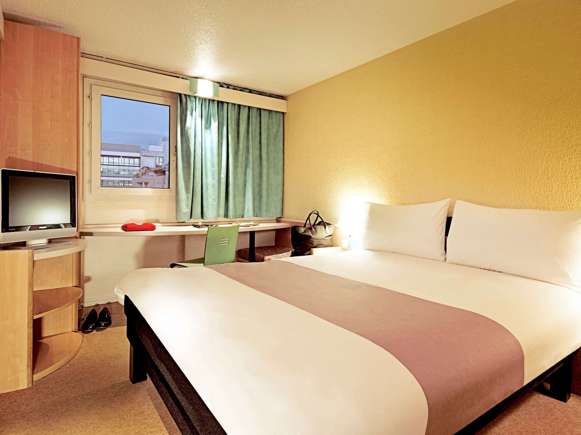 ROOM, DOUBLE BED