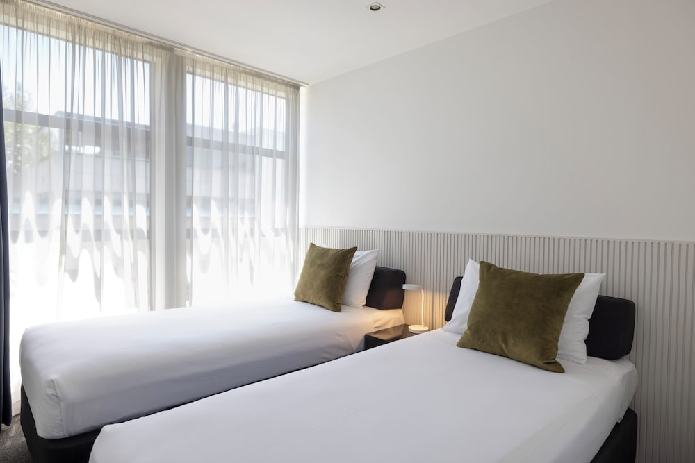 2 BEDROOMS, SUITE