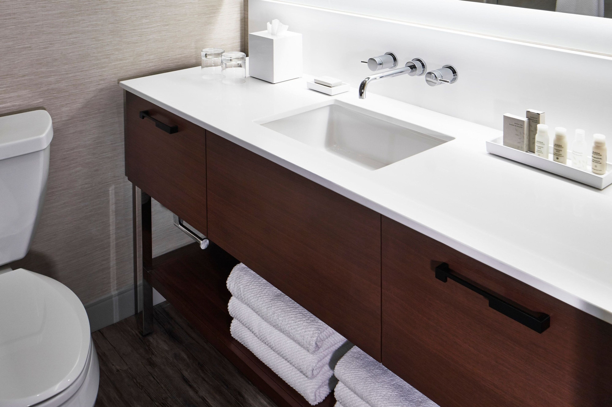 جناح بسرير كينج بغرفة نوم واحدة، The Del Monte Lodge Renaissance Rochester Hotel Spa 6/10