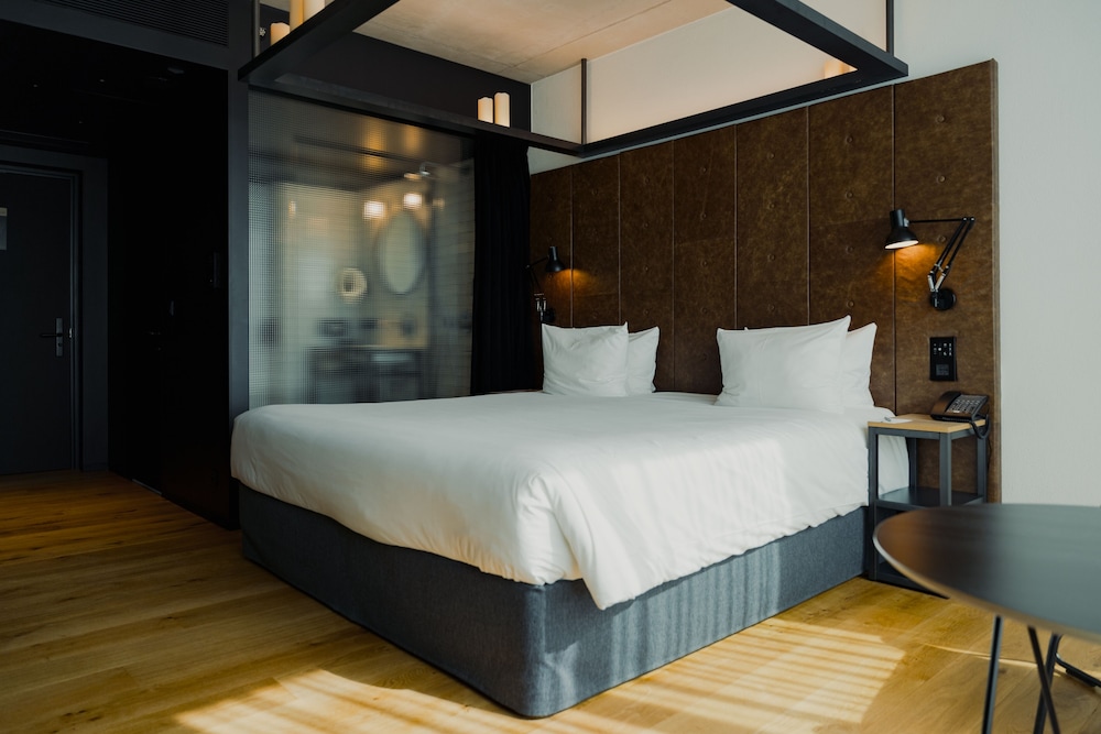 Deluxe, King Bed