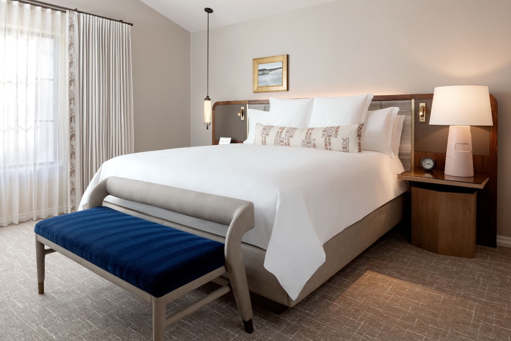 PRIVATE, 1 BEDROOM, SUITE, KING BED, BALCONY OR PATIO, BATHTUB