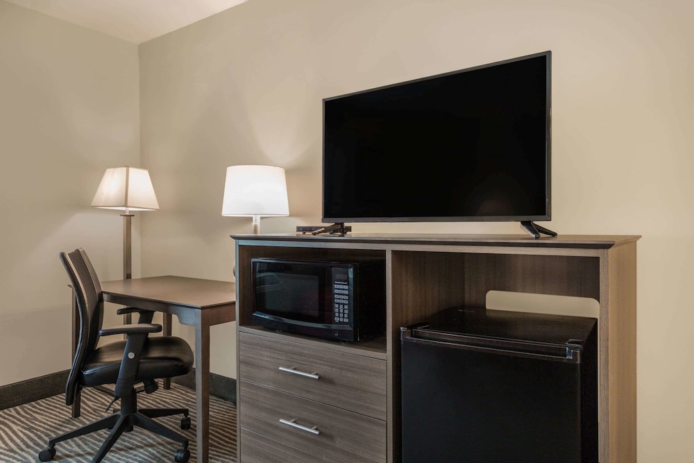 Ramada By Wyndham Hendersonville 17/22