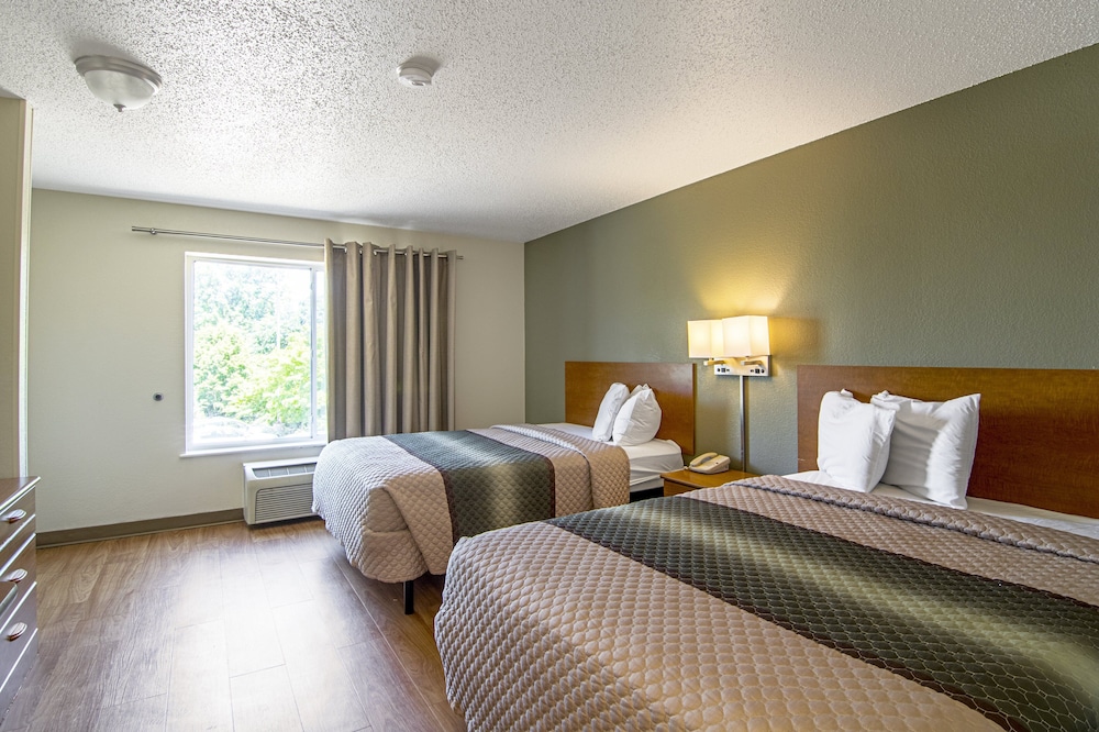 HomeTowne Studios Chicago - Waukegan 6/11