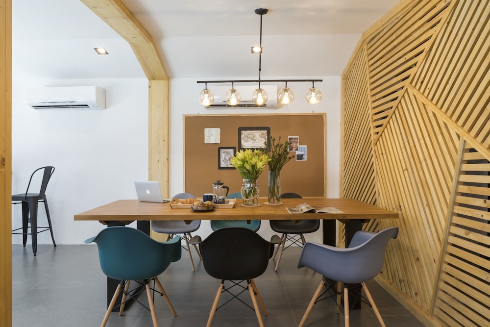 Timber Hostel 53/63
